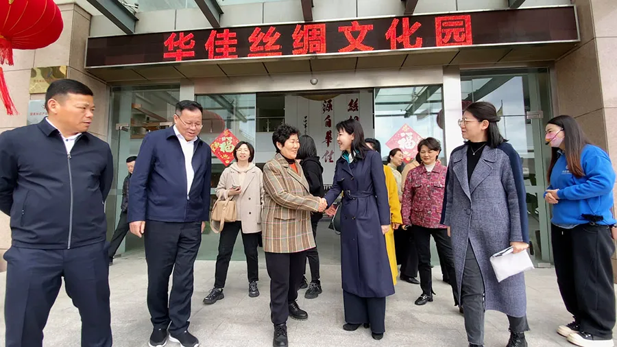王春花董事长对考察团一行对华佳丝绸产业链打造,妇联工作的关心与